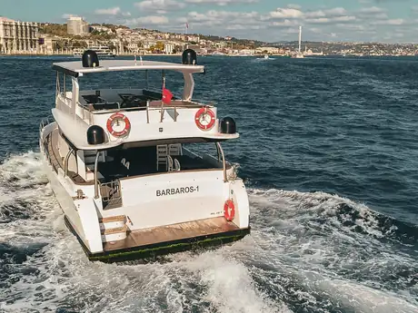 Barbaros-1 yat kiralama teknesi Boğaz’da ilerlerken