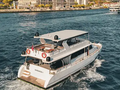 Barbaros-1 motor yatı Boğaz sularında yandan görünüm
