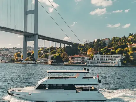 Barbaros-1 teknesi Boğaziçi Köprüsü altından geçerken