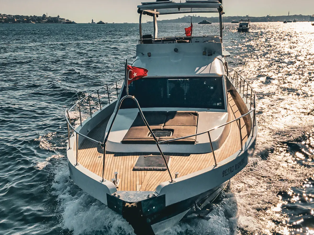 Beyaz Kumru — İstanbul Boğazı tekne kiralama
