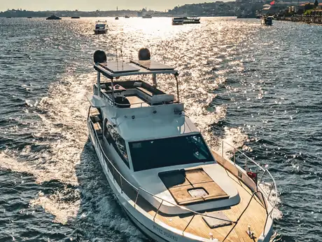 Beyaz Kumru teknesi Boğaz’da ilerlerken yandan görünüm