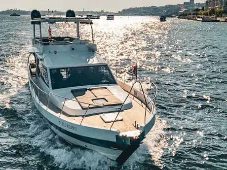 Beyaz Kumru motor yatı önden havadan çekim