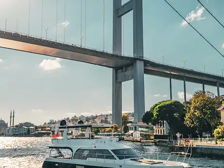 Beyaz Kumru teknesi Boğaziçi Köprüsü yakınında